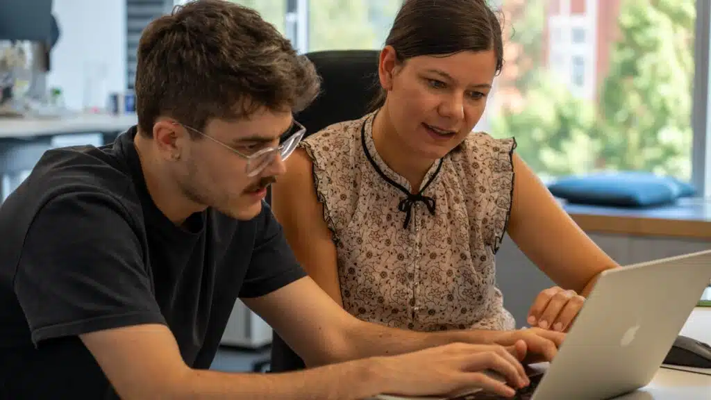 Gemeinsame Textarbeit am Laptop
