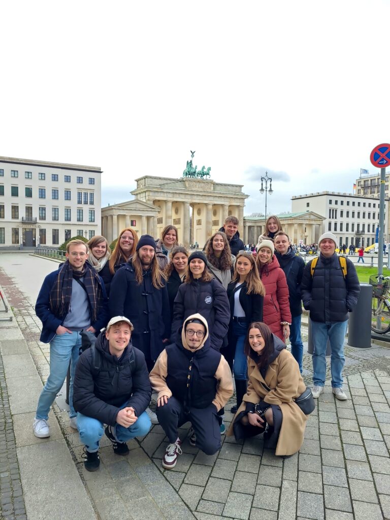 Die Teilnehmenden der Radiosiegel-Medienexkursion vor dem Brandenburger Tor