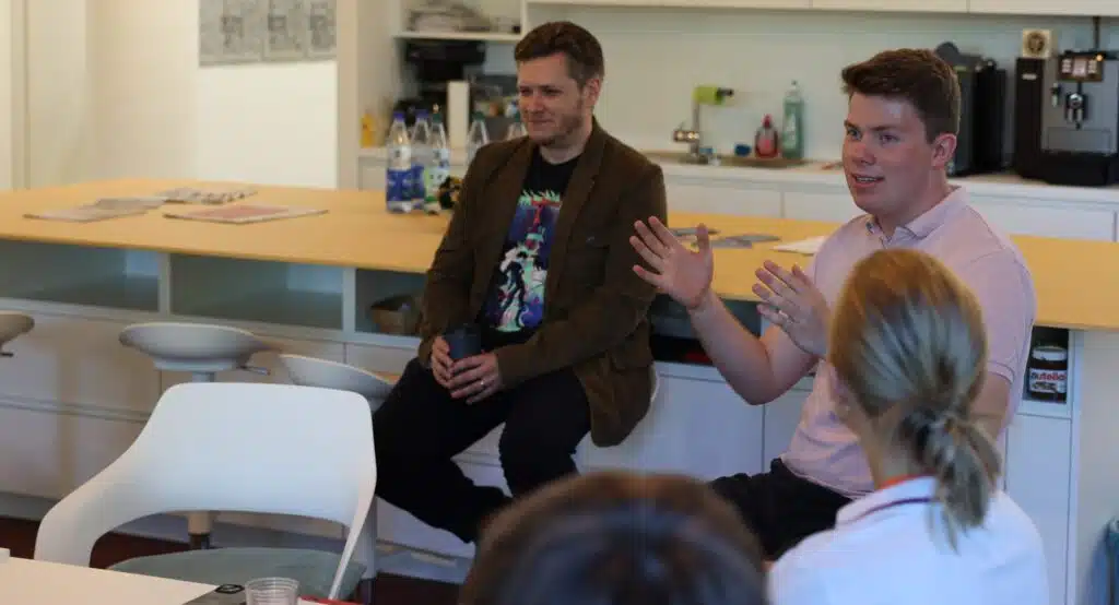Jörn von Lutzau und Christian Spangenberg beim Berufsinformationstag in der Lounge des Medienhauses