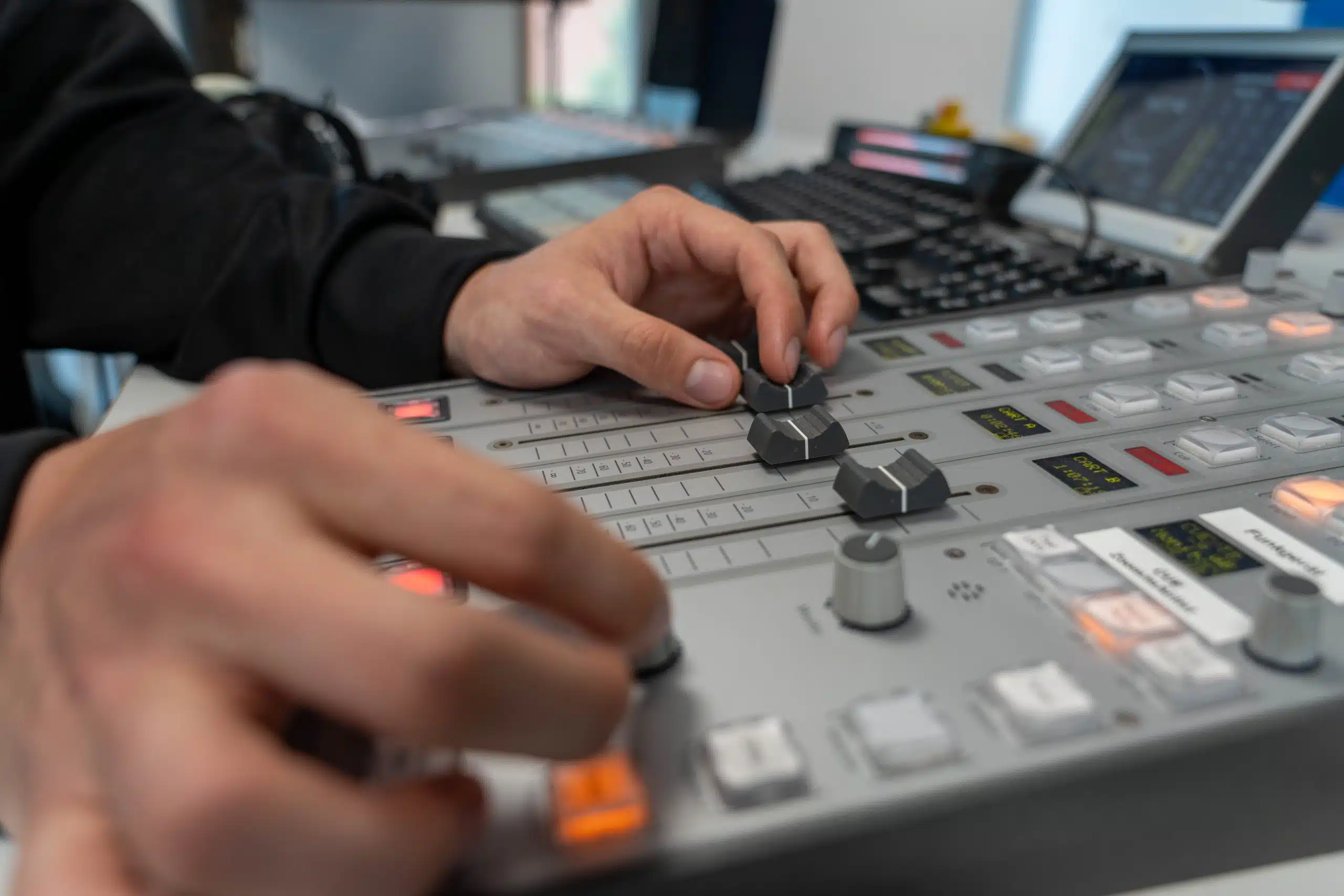 Mischpult im Sendestudio