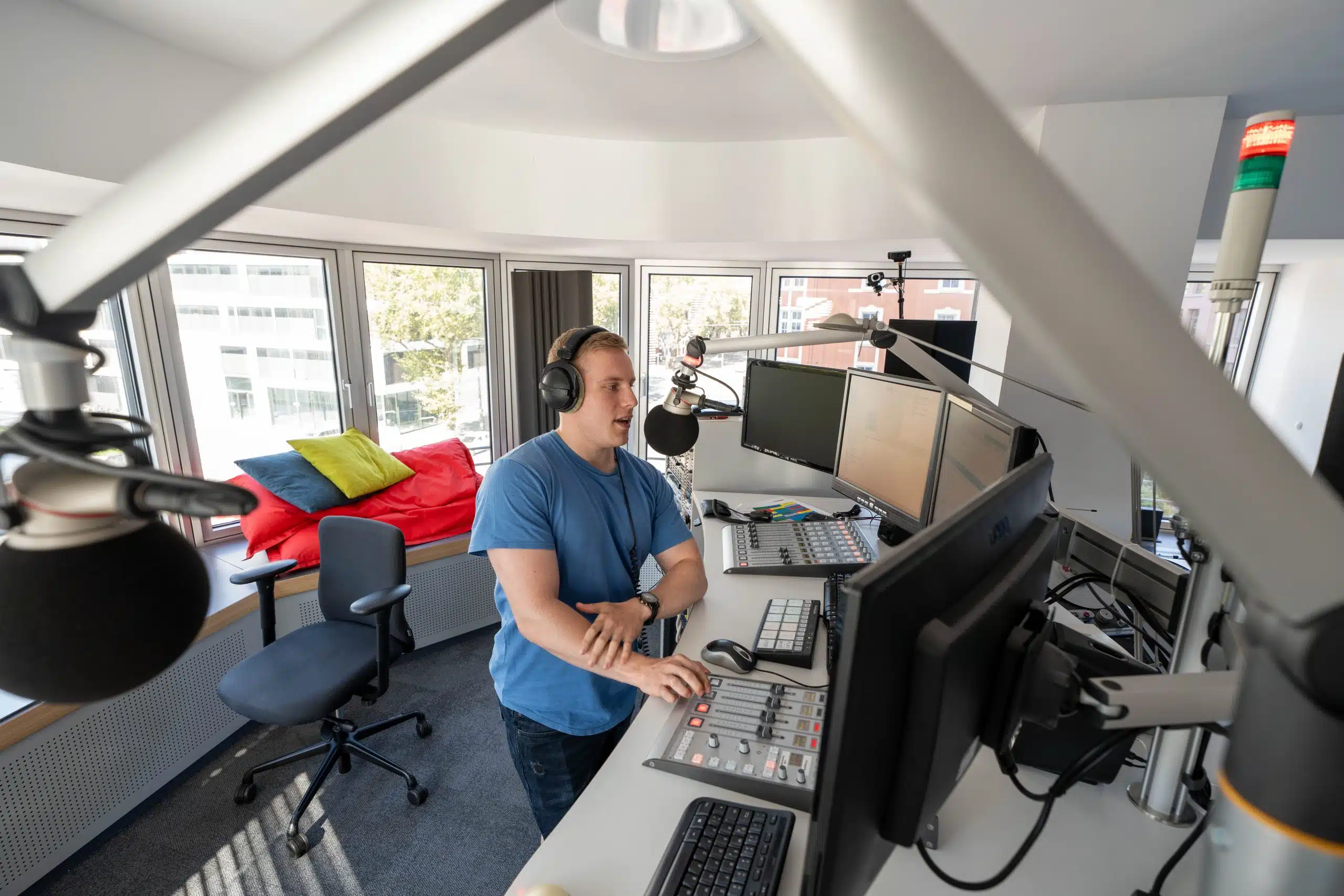 Moderator im Studio