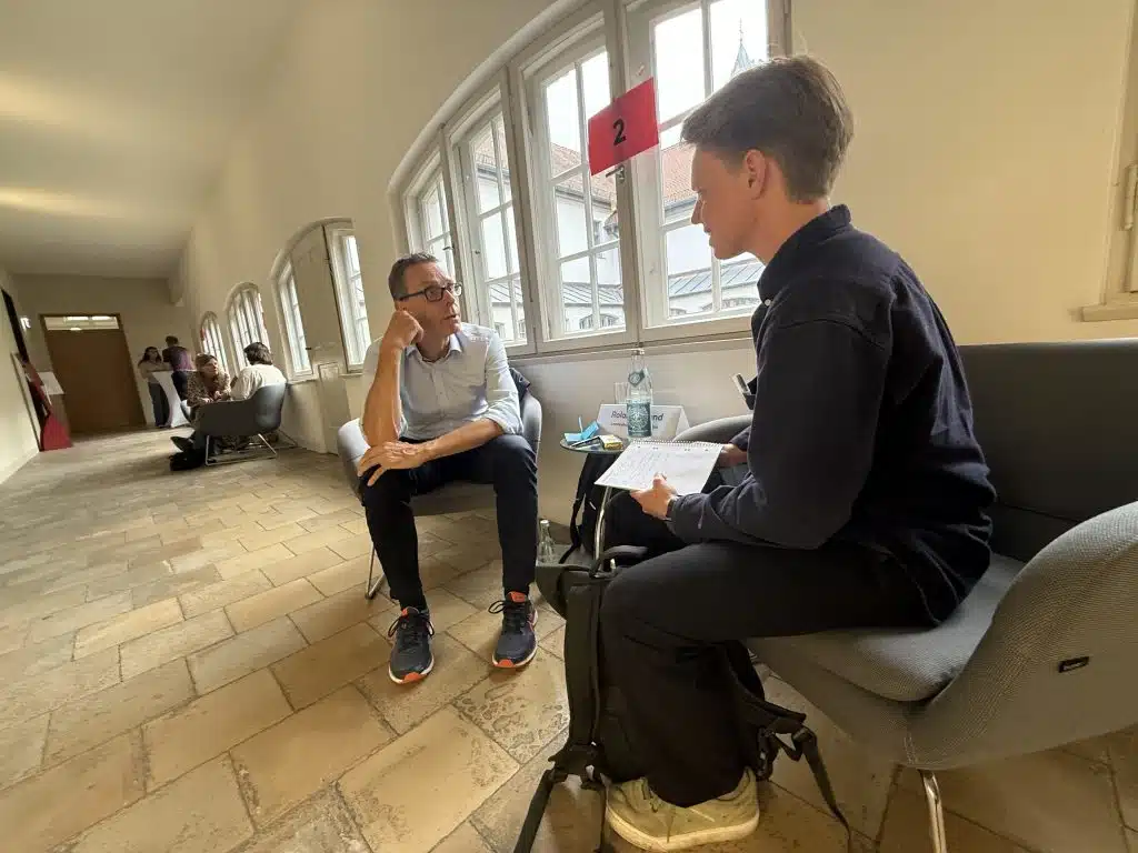 Speed-Dating in München: Teilnehmer mit Medienprofi im Gespräch