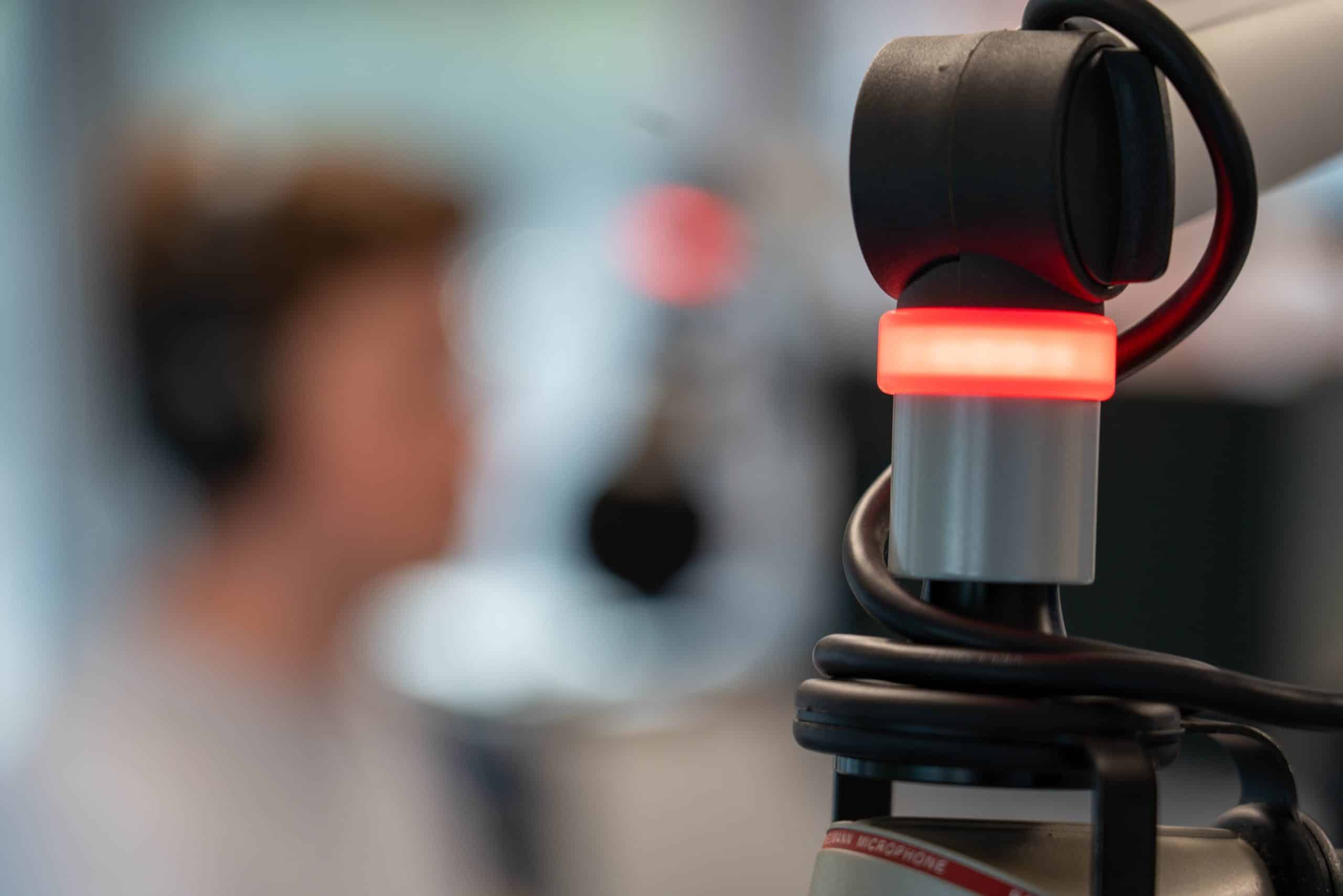 Mikrofon im Radiostudio ist scharf geschaltet und leuchtet rot
