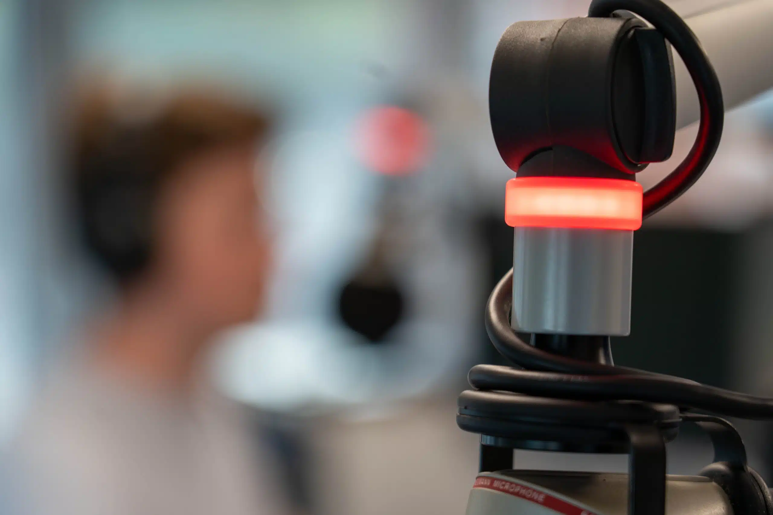 Mikrofon im Radiostudio ist scharf geschaltet und leuchtet rot