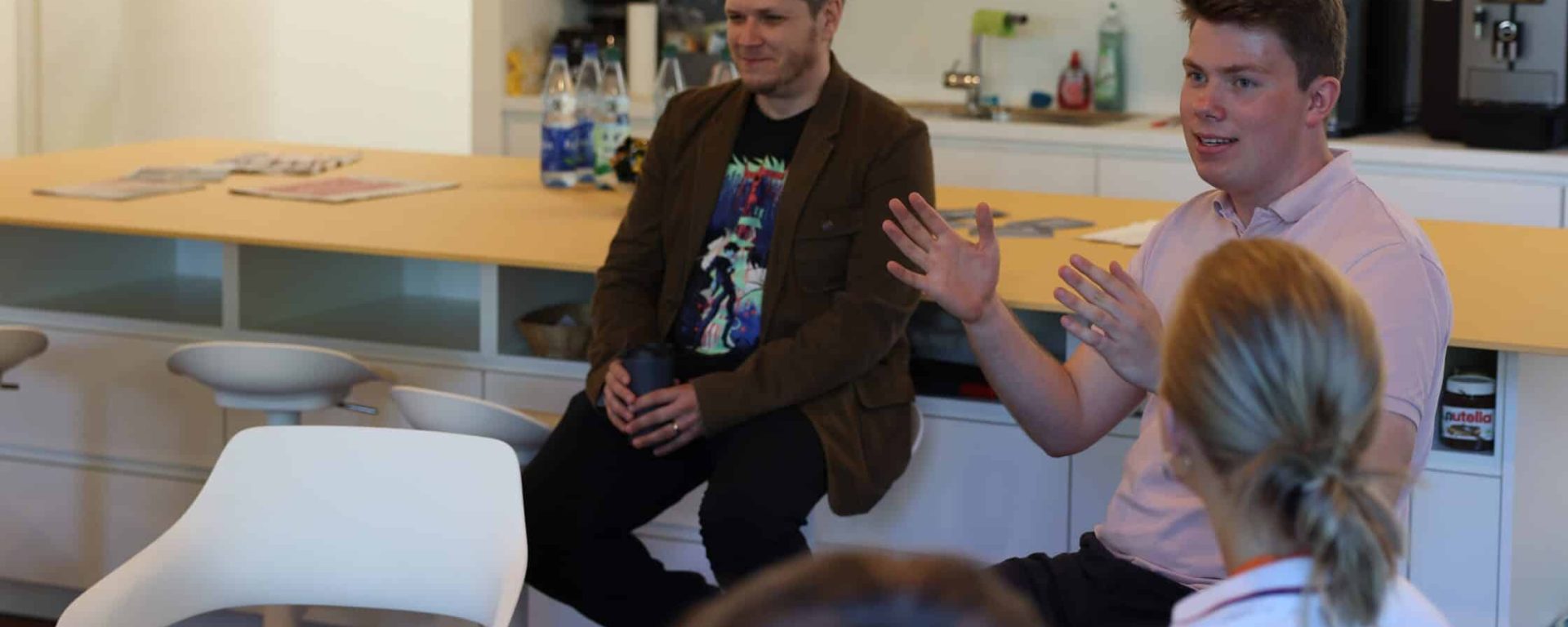 Jörn von Lutzau und Christian Spangenberg beim Berufsinformationstag in der Lounge des Medienhauses