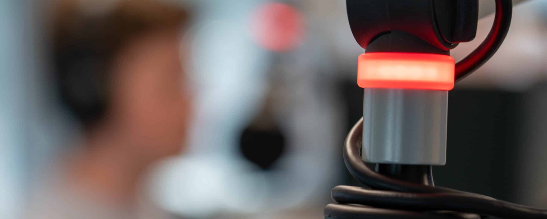 Mikrofon im Radiostudio ist scharf geschaltet und leuchtet rot