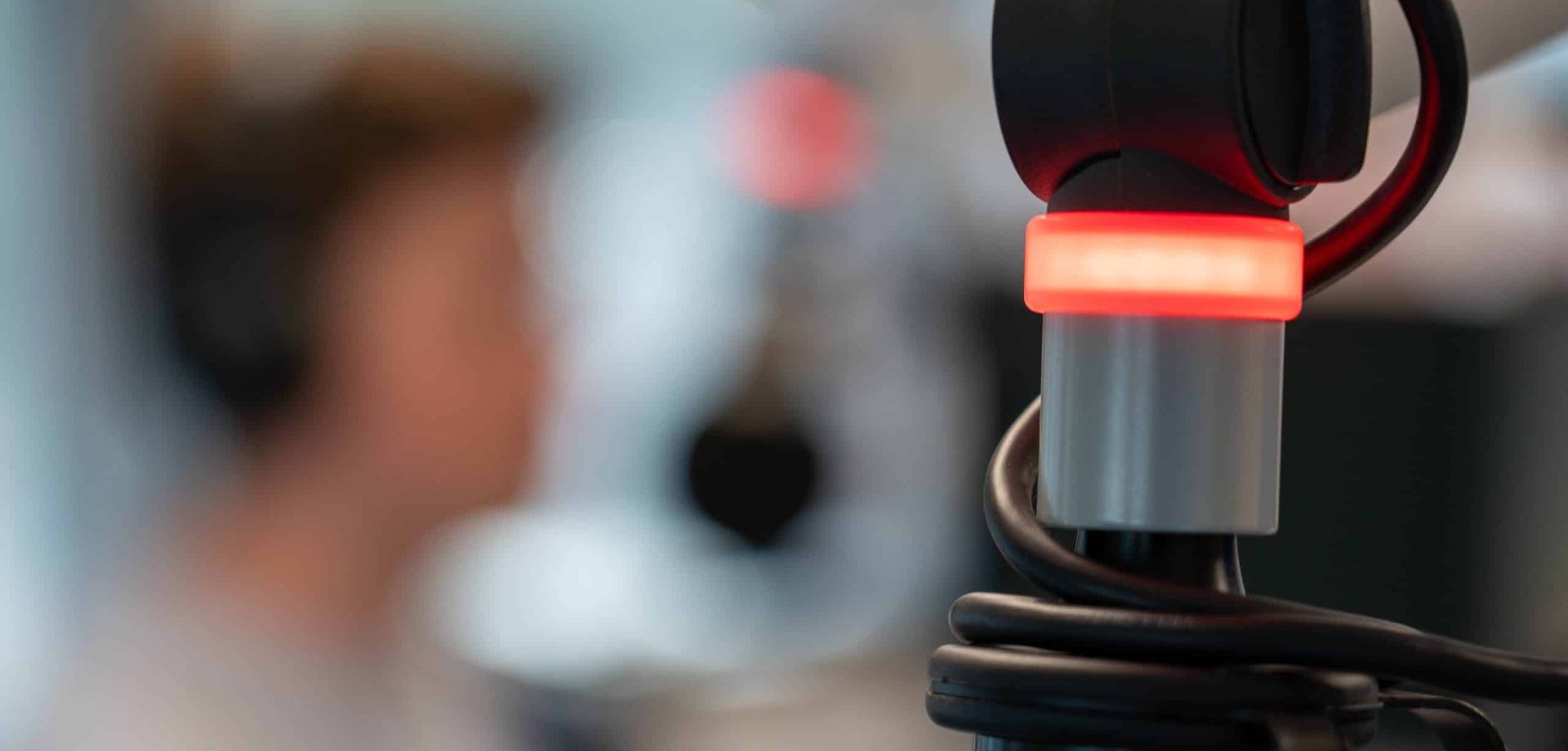 Mikrofon im Radiostudio ist scharf geschaltet und leuchtet rot