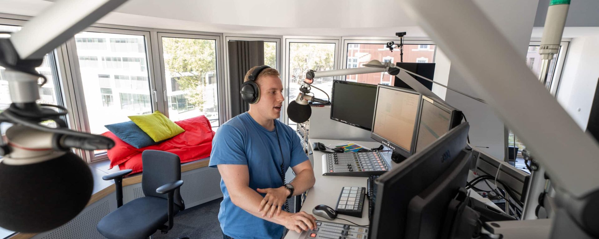 Moderator im Studio
