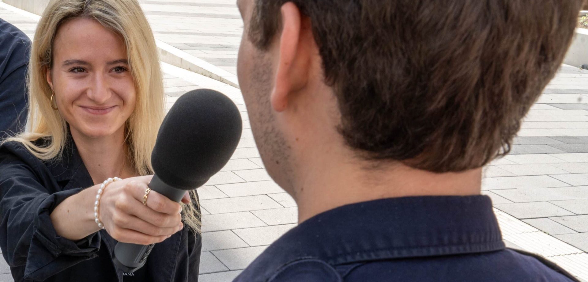 Reporterin macht Interview